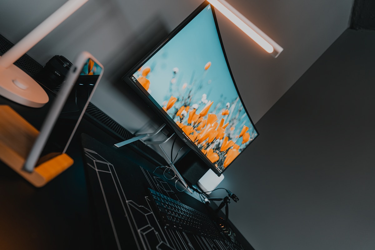 Ordinateur portable de jeu avec écran lumineux et design futuriste.