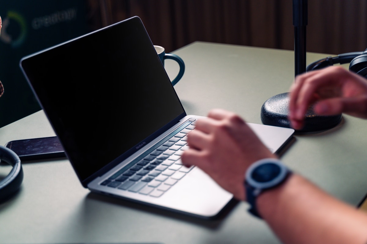 Une personne utilisant un ordinateur portable.