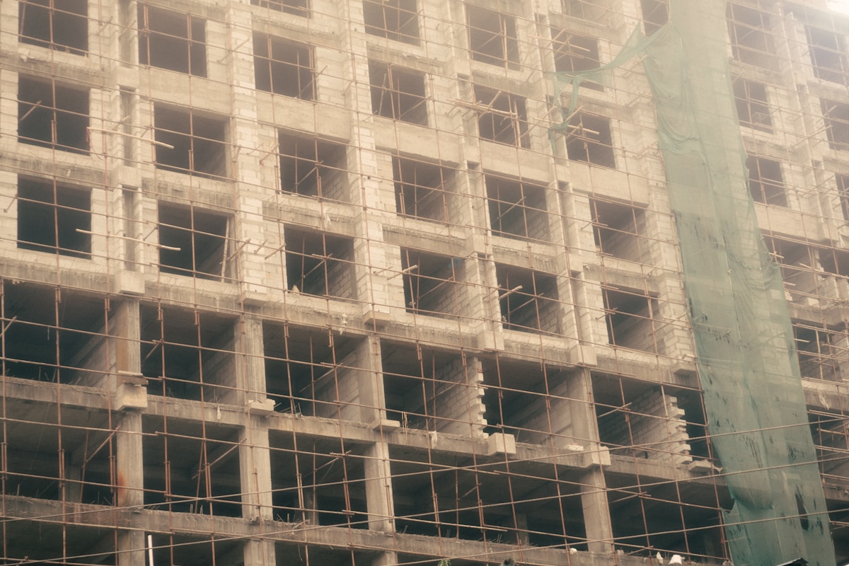 Bâtiment en construction avec de nombreuses fenêtres cassées.