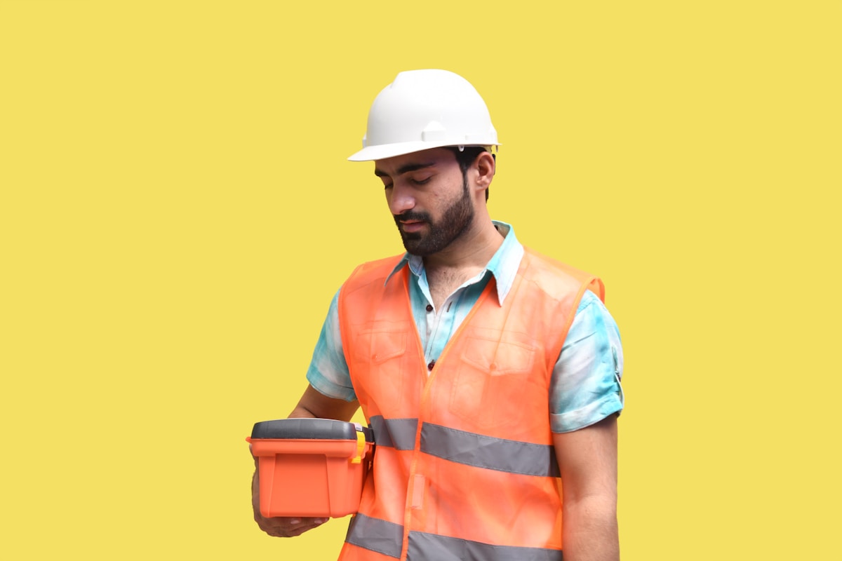 Une personne portant un casque de chantier.