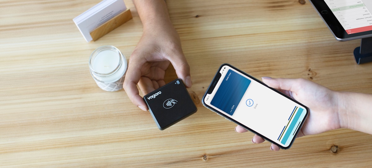 Paiement mobile sans contact avec un téléphone et un lecteur de carte.