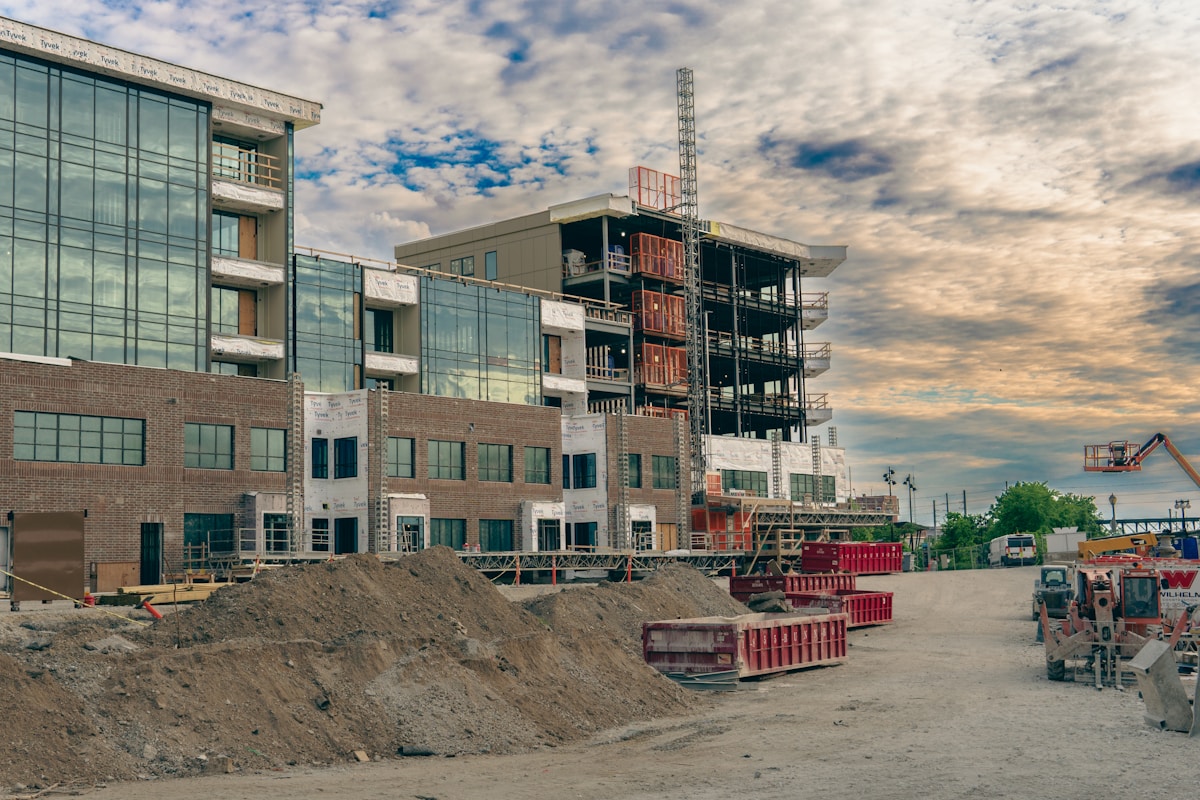 Un bâtiment en construction avec une grue au premier plan.