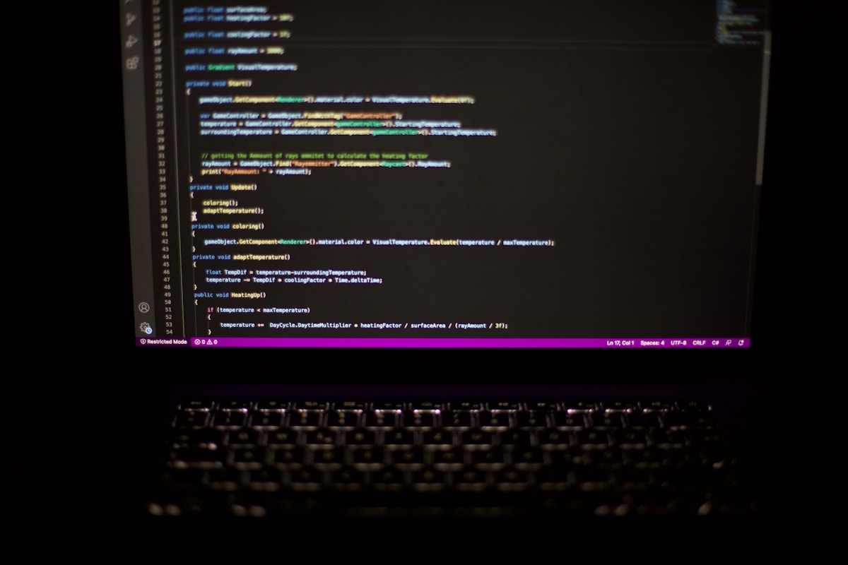 Code de programmation affiché sur un écran d'ordinateur avec un clavier en premier plan.