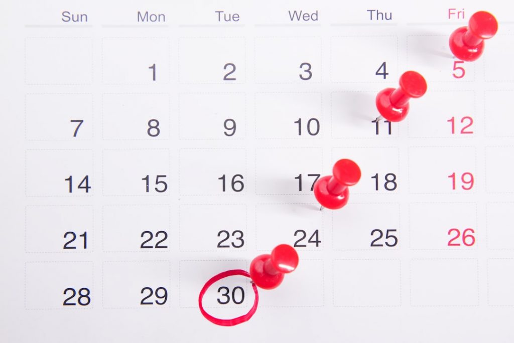 "Calendrier de gestion avec boutons rouges pour organiser les travaux CEE"
