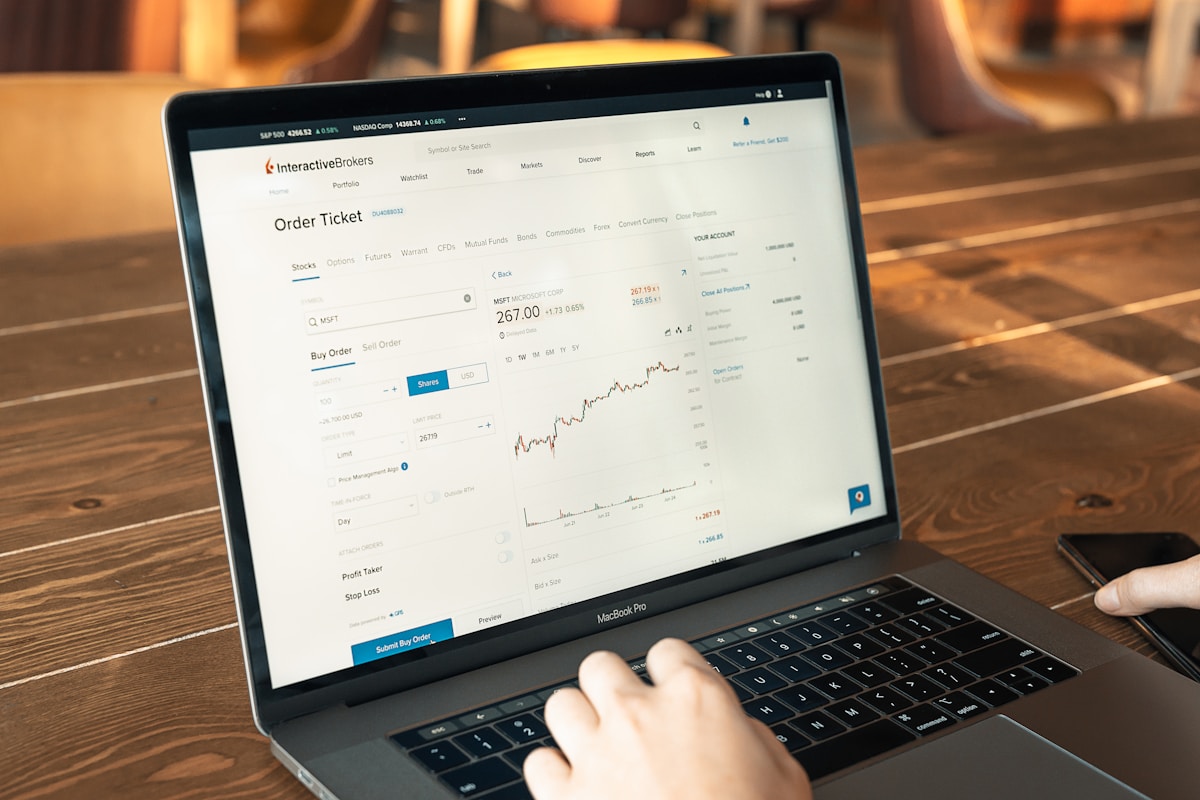 Écran d'ordinateur affichant une interface de courtage en ligne avec des graphiques et des données boursières.