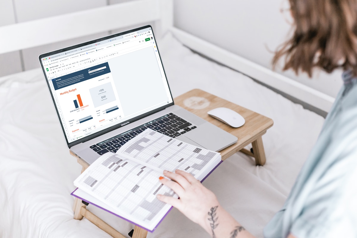 Femme travaillant sur un ordinateur portable avec des documents.