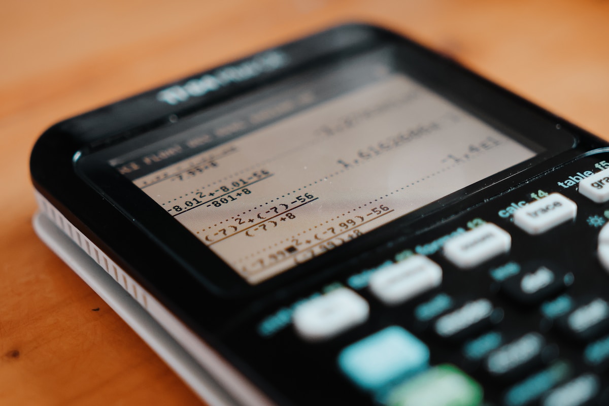 Calculatrice avec écran affichant des calculs mathématiques complexes.