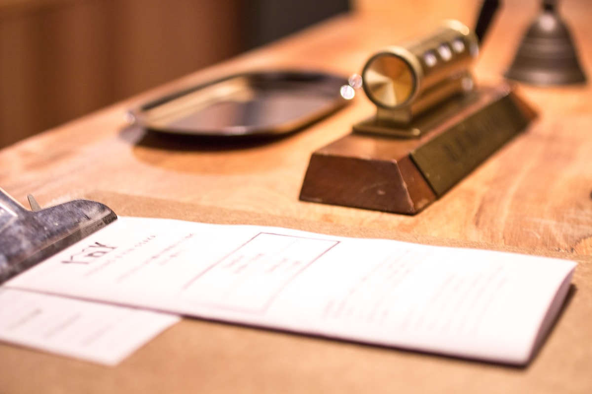 Loupe, papiers, chocolat, bureau en bois, outils de bureau.