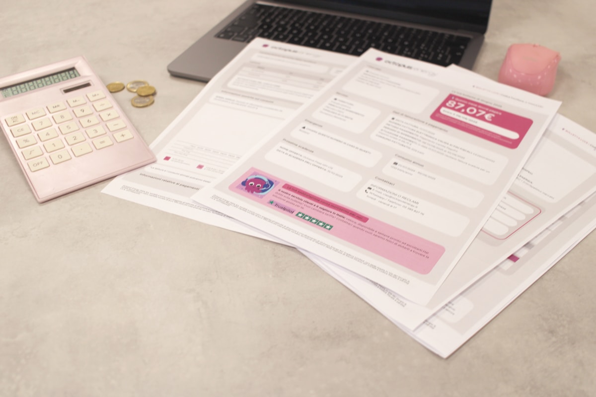 Documents de calcul et de facturation sur un bureau.