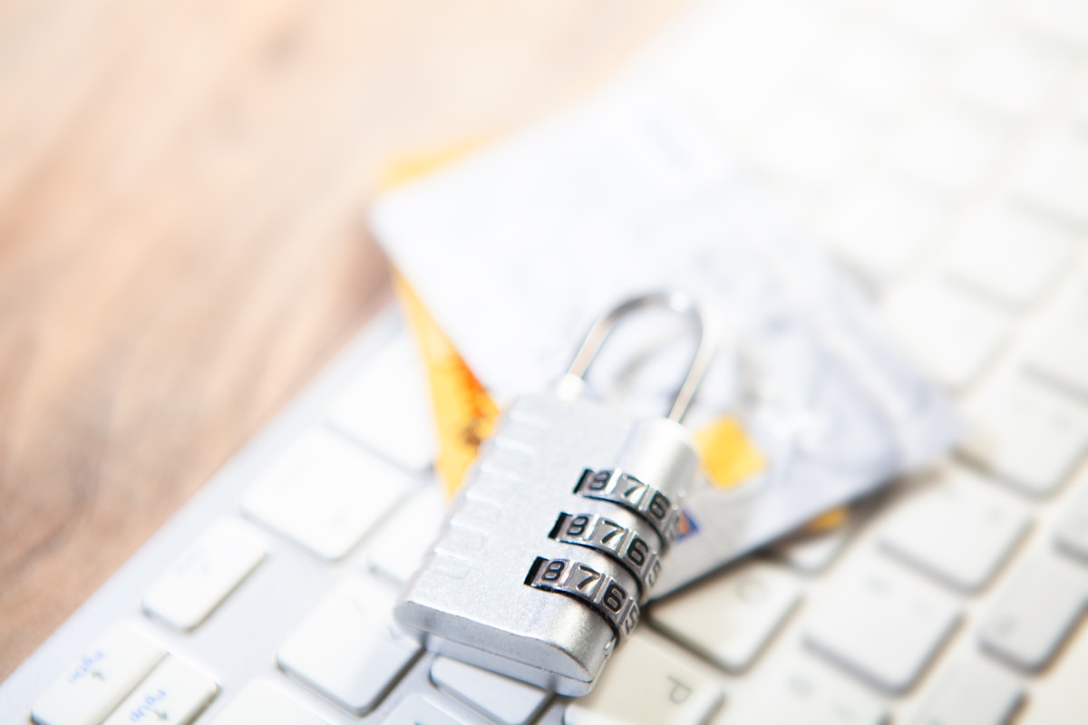 Cadenas de sécurité sur un clavier d'ordinateur.