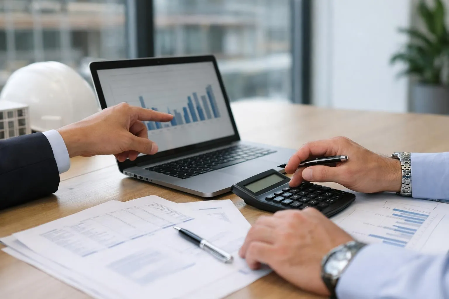 Homme d'affaires analysant des données financières sur un ordinateur portable.