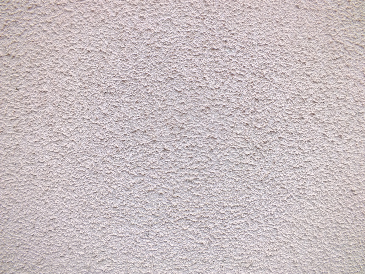 Un gros plan d'un mur de stuc blanc.